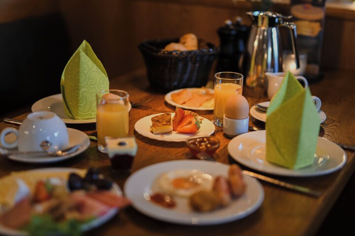 Breakfast/Coffee Service 108 of 153