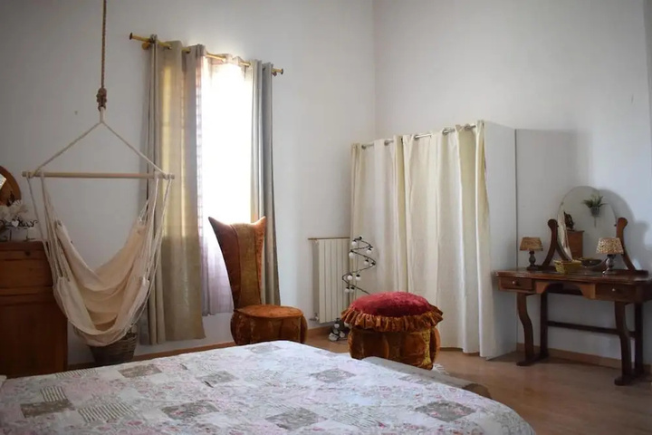 Room 4 of 9