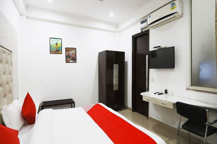 Room 13 of 30