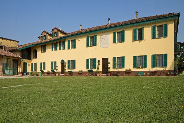tenuta la violina in Asti