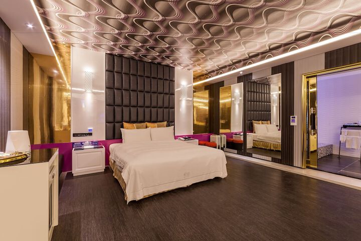 Room 36 of 216