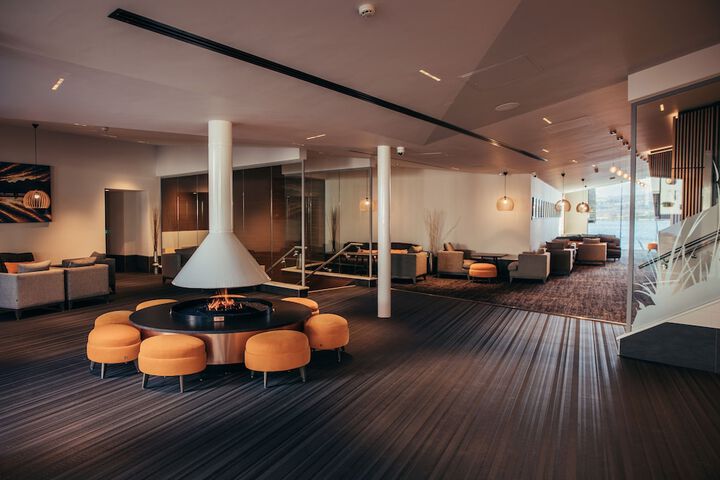 Lounge 74 of 87