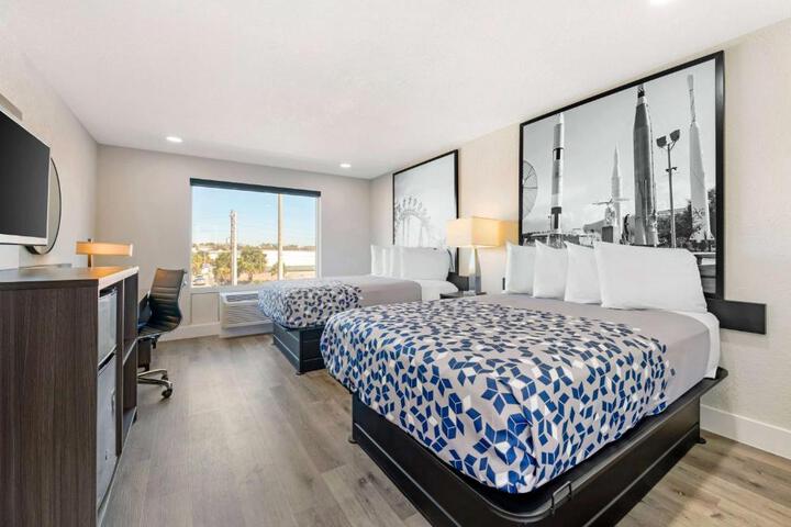 1 King Bed (2 of 6)