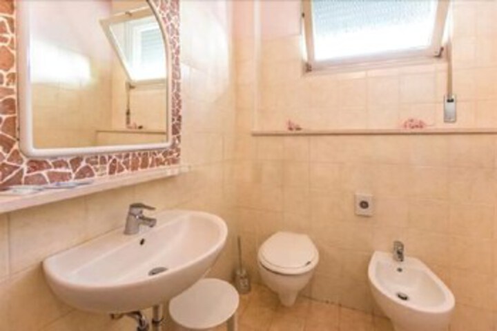 Room 3 of 21