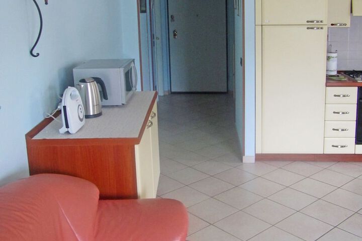 Room 10 of 25