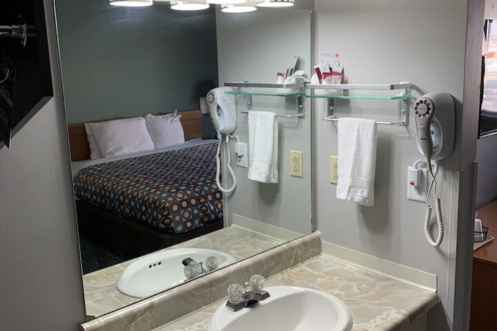 1 Queen Bed (11 of 16)