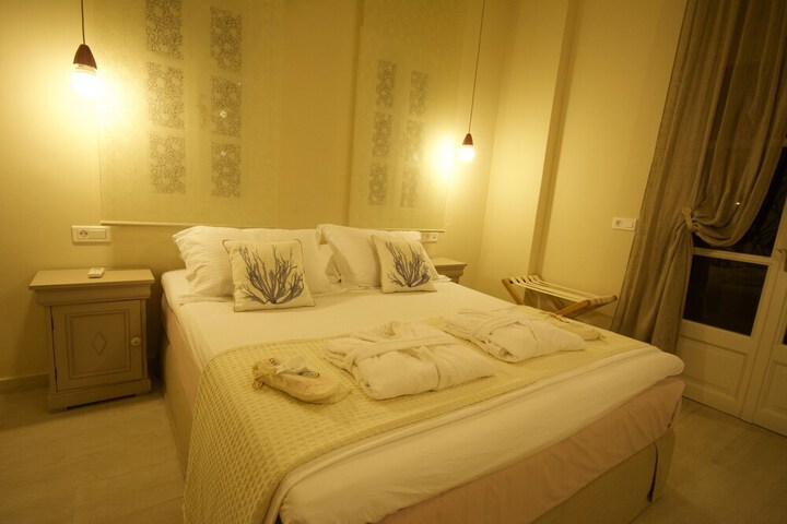 Room 8 of 103
