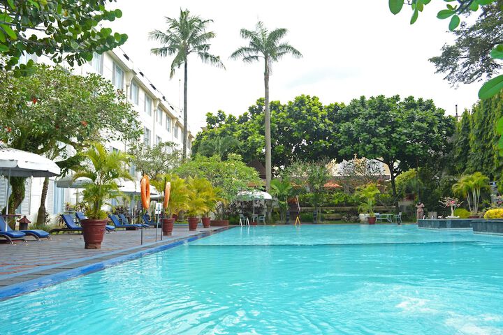 Hotel with Pool