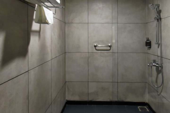 Room 27 of 46