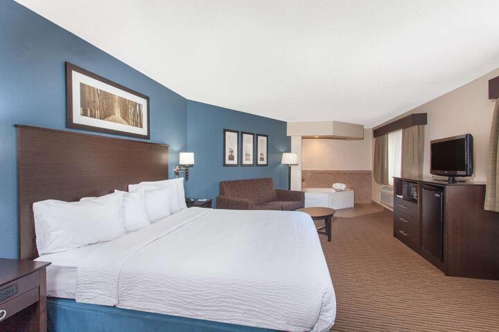 1 King Bed Deluxe Room (13 of 13)
