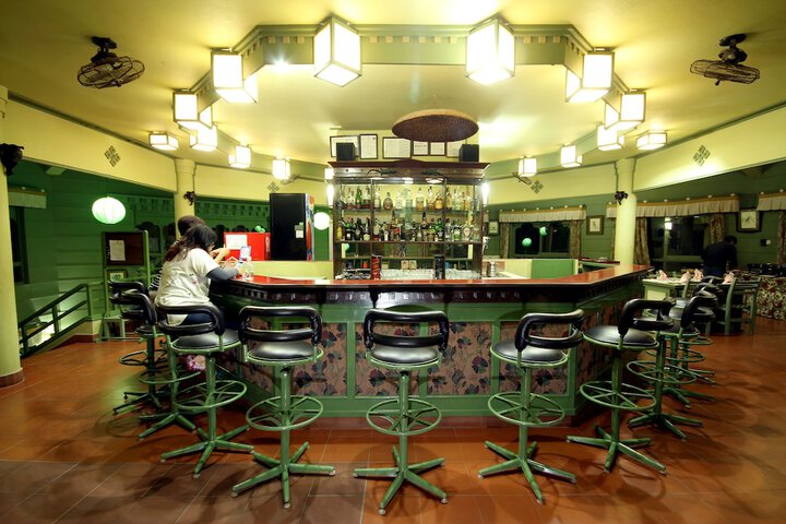 Lounge 14 of 24