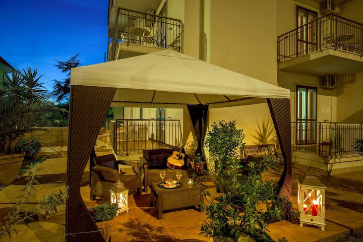 Hotel Exterior 40 of 47
