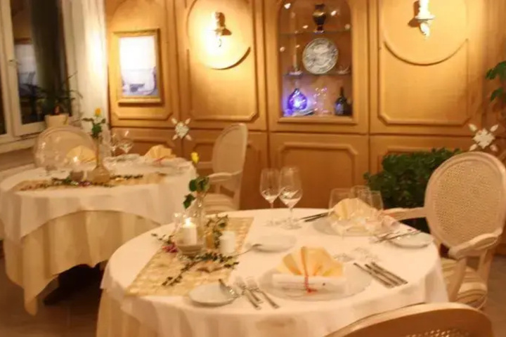 Dining 9 of 12