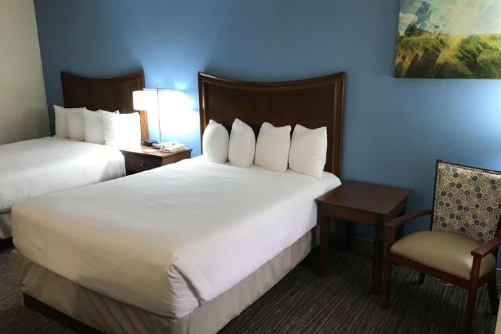 2 Queen Beds High Speed Internet Accessible Microwave and Refrigerator, Coffee Maker Iron and Ironing Board Hairdryer Full Breakfast (3 of 9)