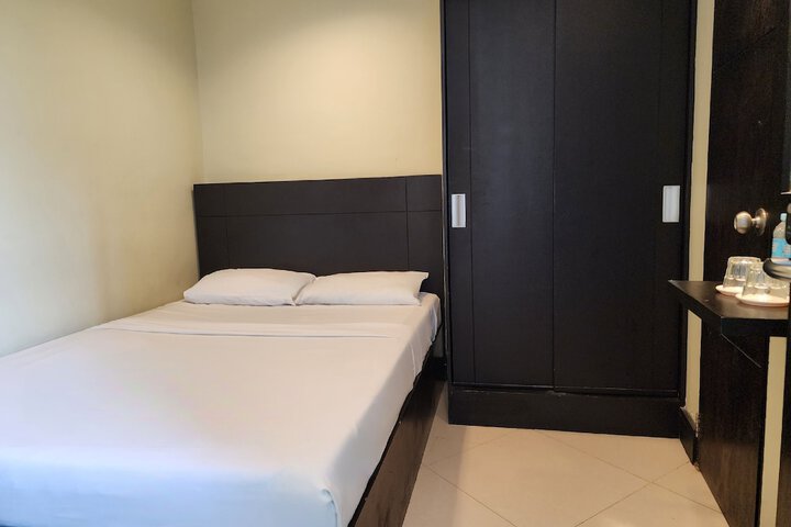 Room 6 of 13