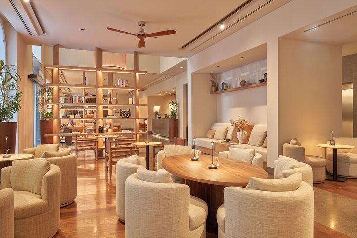 Lounge 45 of 62