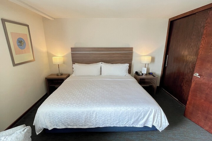 Room 22 of 100