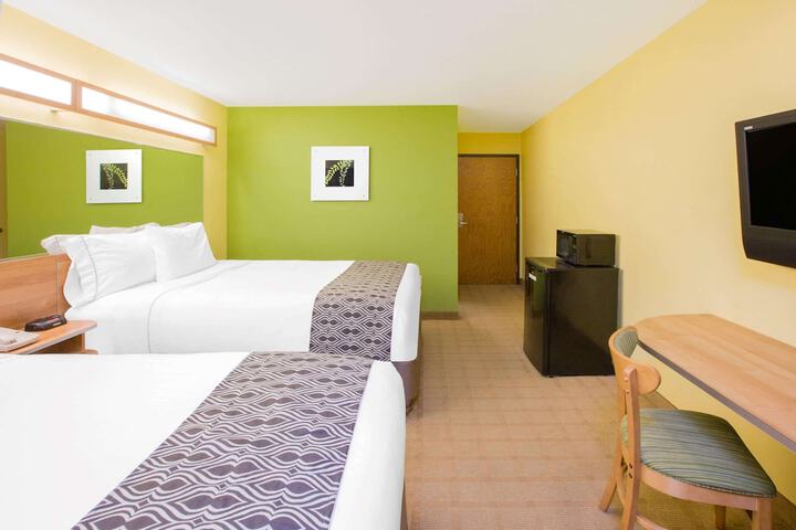 1 Queen Bed (7 of 22)
