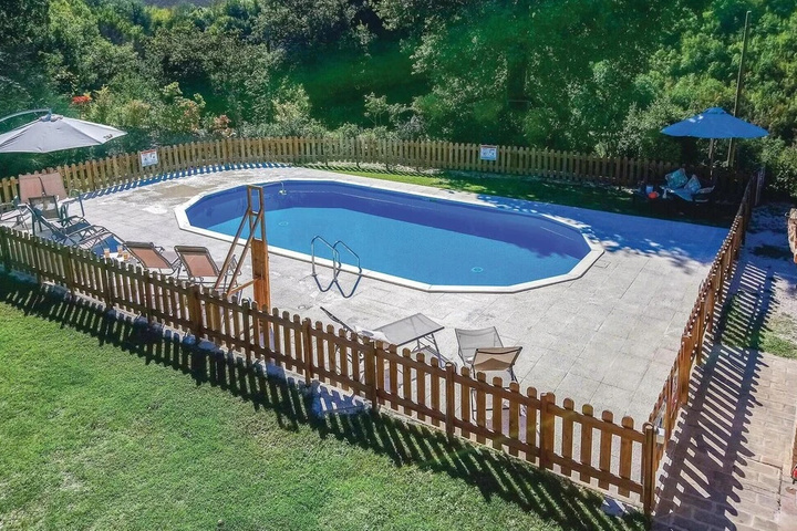 Pool 10 of 15