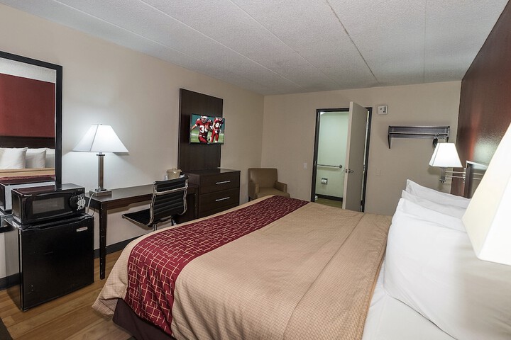 Deluxe King Bed (6 of 12)
