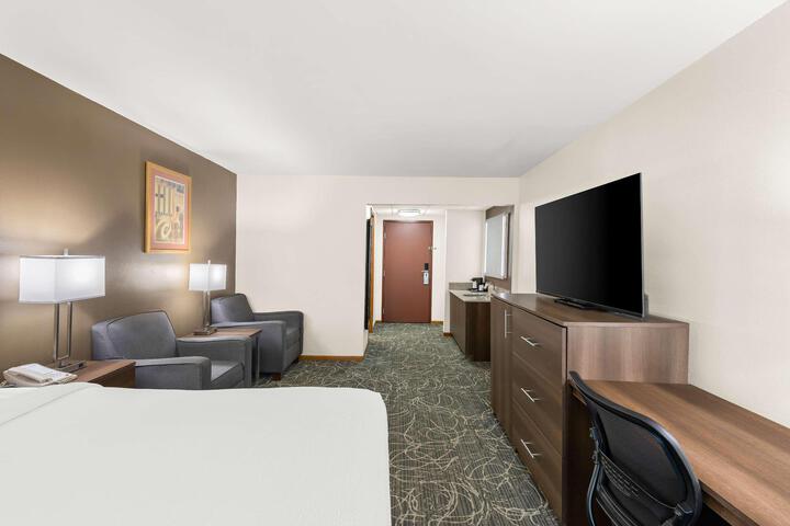 1 King Bed High Speed Internet Accessible Microwave and Refrigerator, Coffee Maker, Hairdryer Iron and Ironing Board Full Breakfast (13 of 30)