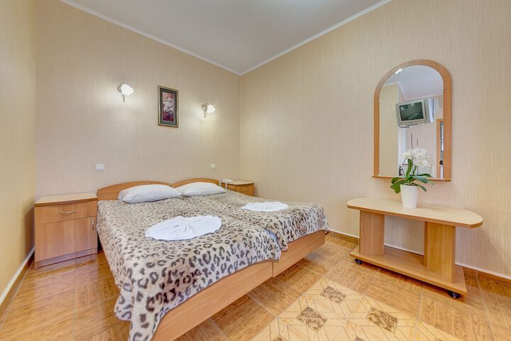Room 10 of 27