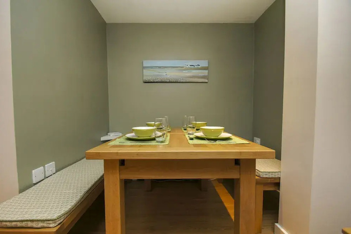Room 6 of 11