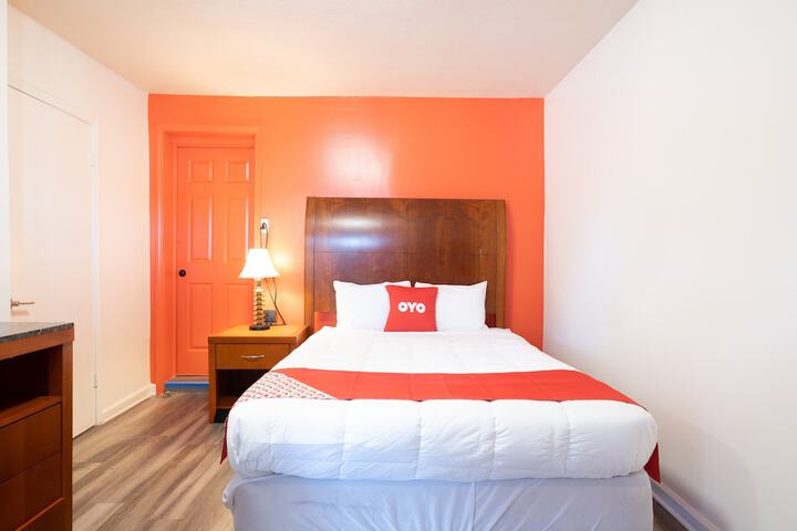 1 Queen Bed (10 of 13)