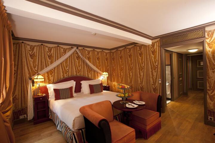 Room 4 of 194