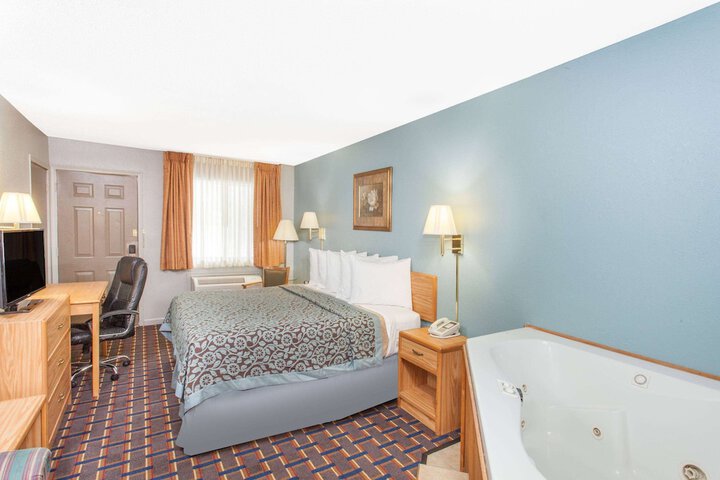 1 King Bed (4 of 11)