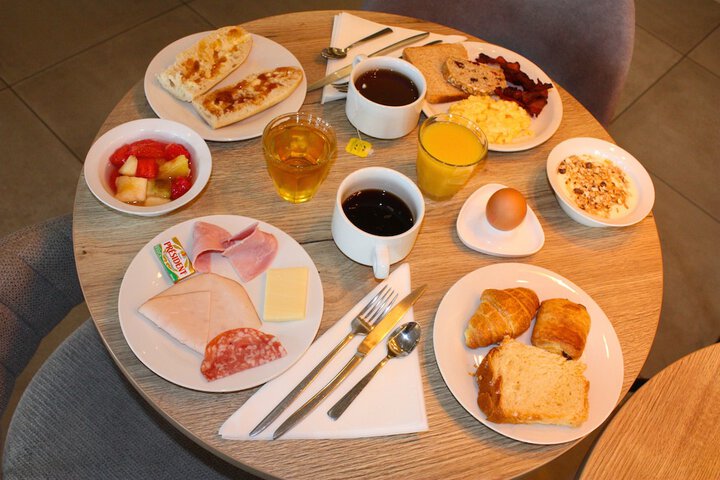 Breakfast/Coffee Service 24 of 43
