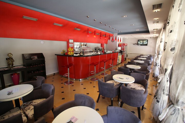 Lounge 36 of 47