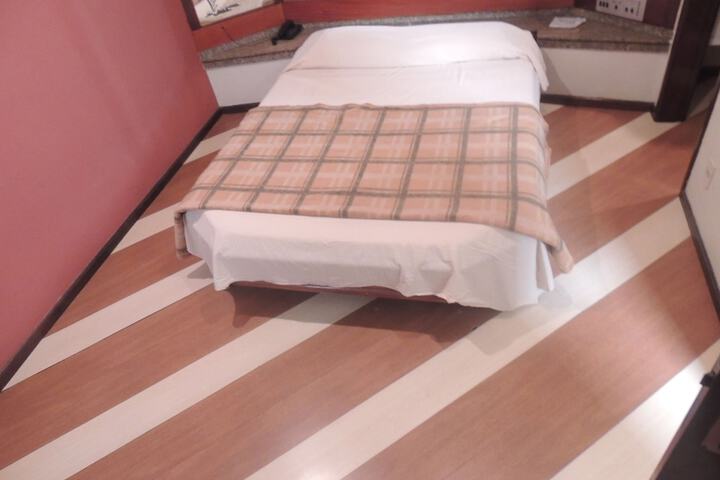 Room 5 of 25