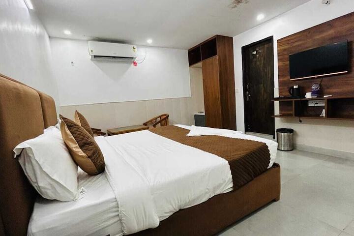Room 6 of 13