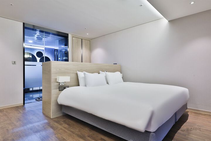 Room 53 of 108