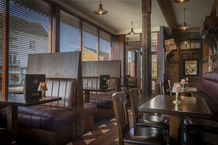 Lounge 19 of 28