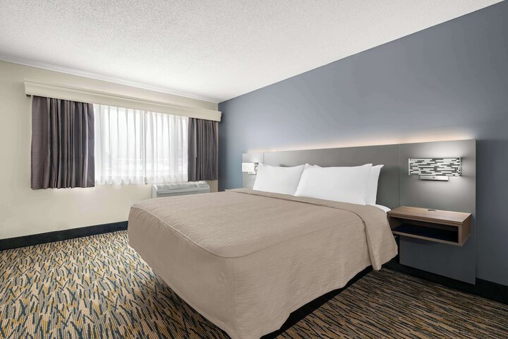 1 King Accessible Bathtub First Floor Microwave, Refrigerator WiFi Continental Breakfast (22 of 23)