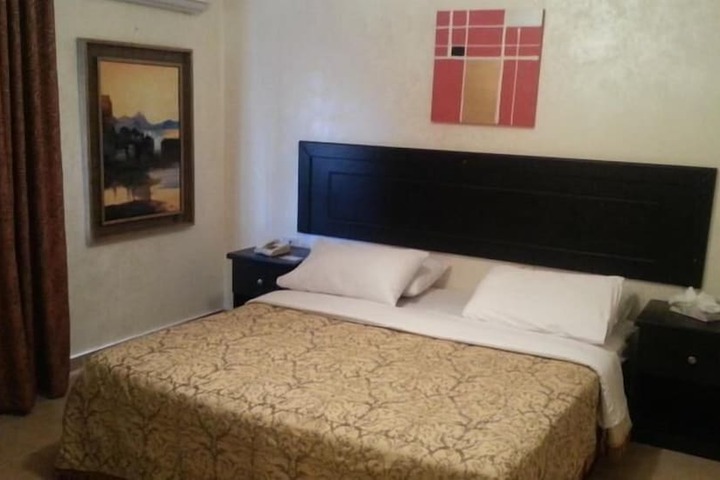 Room 6 of 10