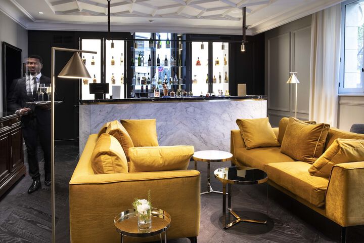 Lounge 79 of 93