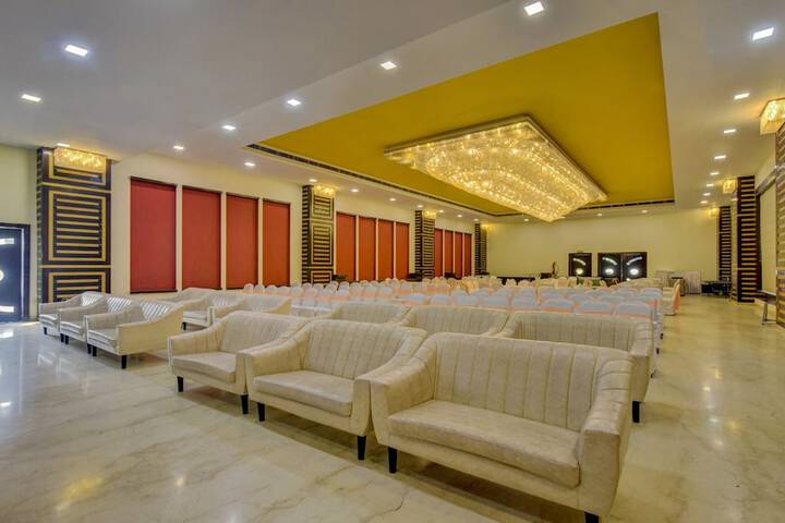 Ballroom/Hall 24 of 31