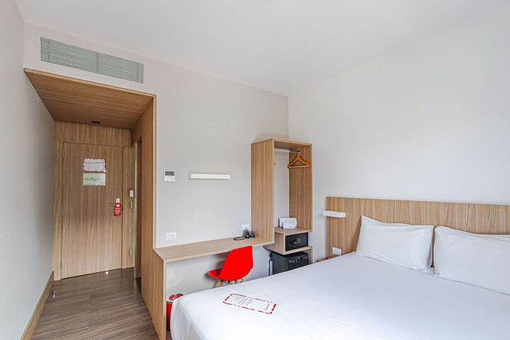 Room 13 of 37