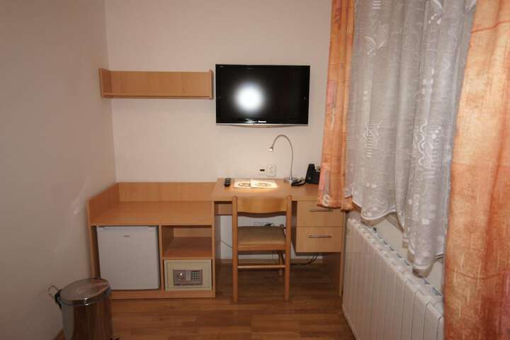 Room 16 of 38
