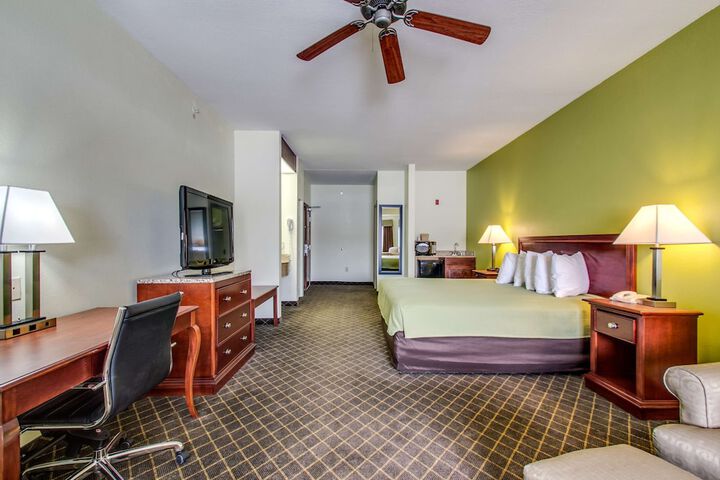 1 King Bed Microwave and Refrigerator WiFi Full Breakfast (7 of 12)