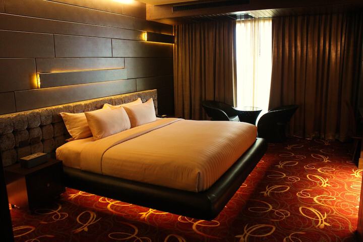 Room 13 of 42