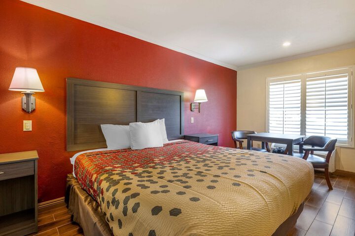 1 King Bed (4 of 10)