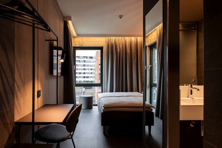 Room 42 of 90