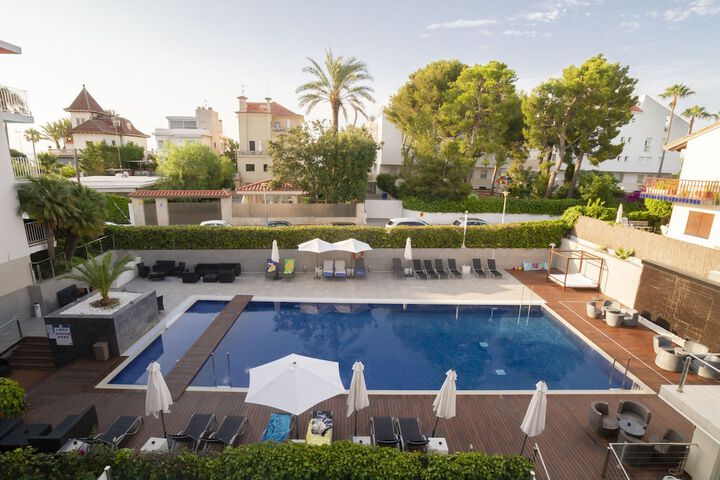 Hotel with Pool