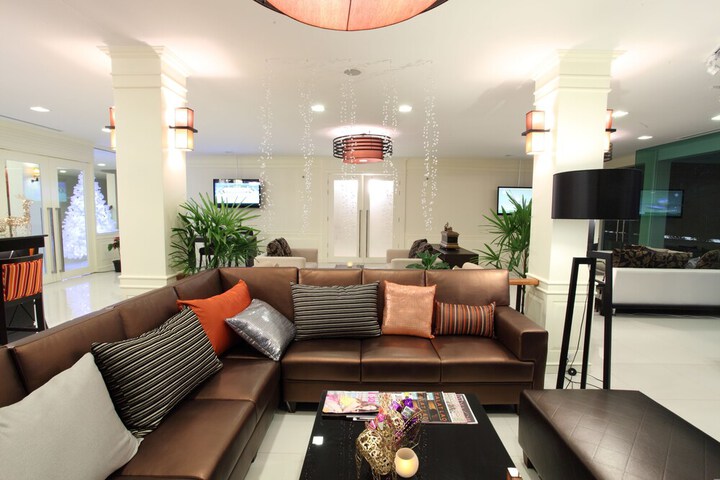 Lounge 49 of 68