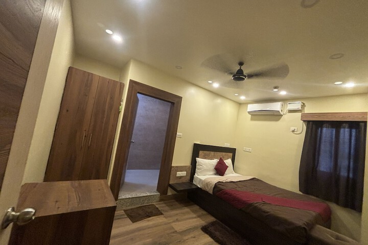 Room 10 of 28