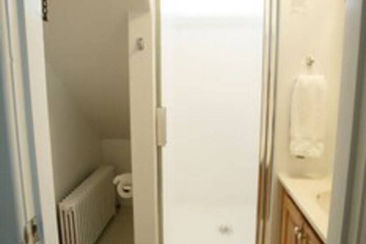 Room 33 of 253